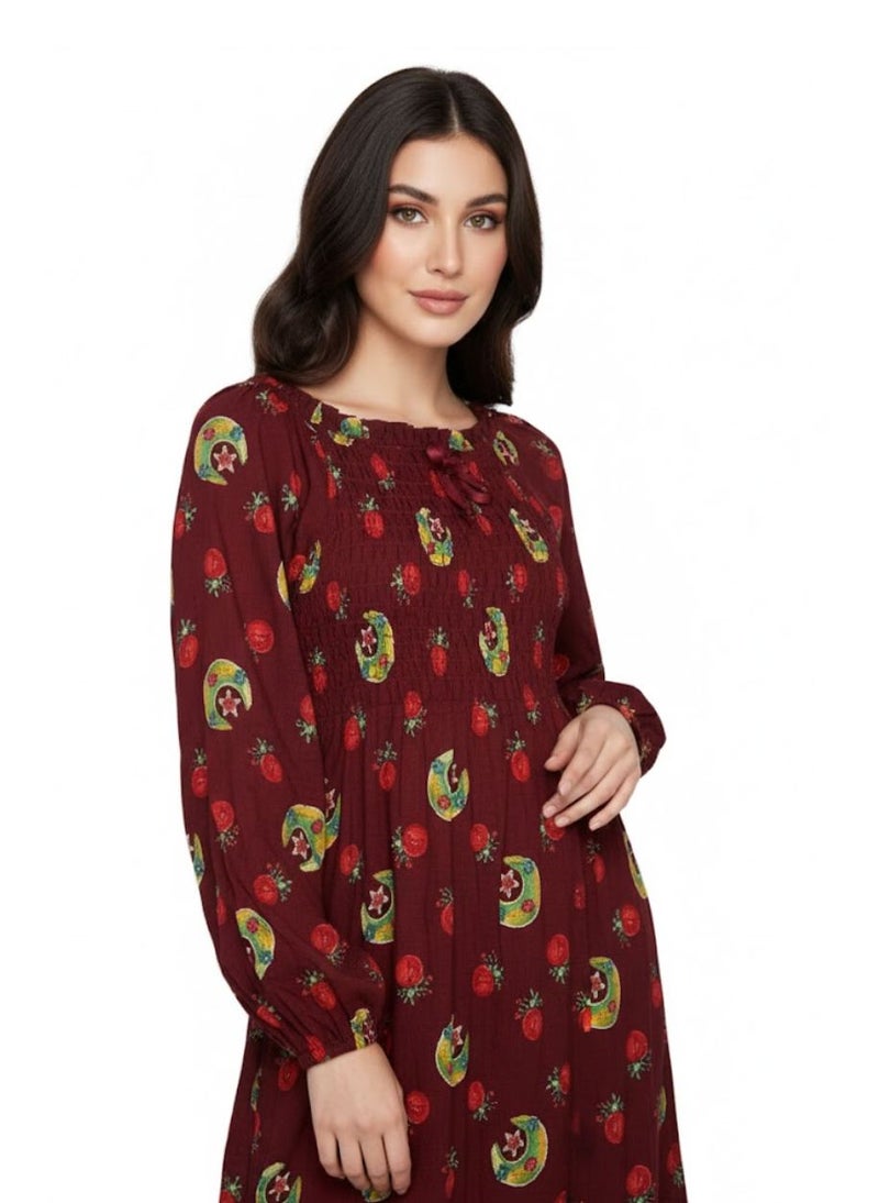 بريميم جلابية نسائية ماكسي بنقشة الفراولة والهلال باللون العنابي - جلابية رمضان - صدر مطاطي مكشكش، أكمام طويلة، قماش كريب ناعم وانسيابي - Image 1